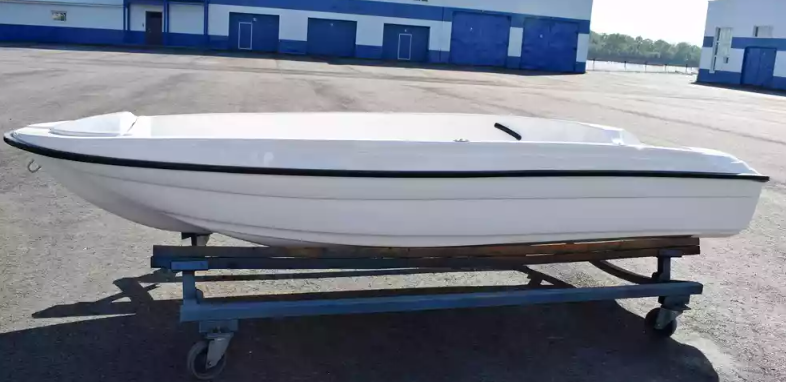 Стеклопластиковая лодка Пингвин (тримаран) в Артёме