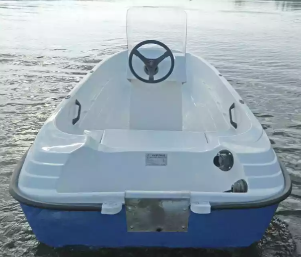 Стеклопластиковая лодка Пингвин с консолью (тримаран) в Артёме