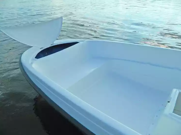 Стеклопластиковая лодка Пингвин с консолью (тримаран) в Артёме