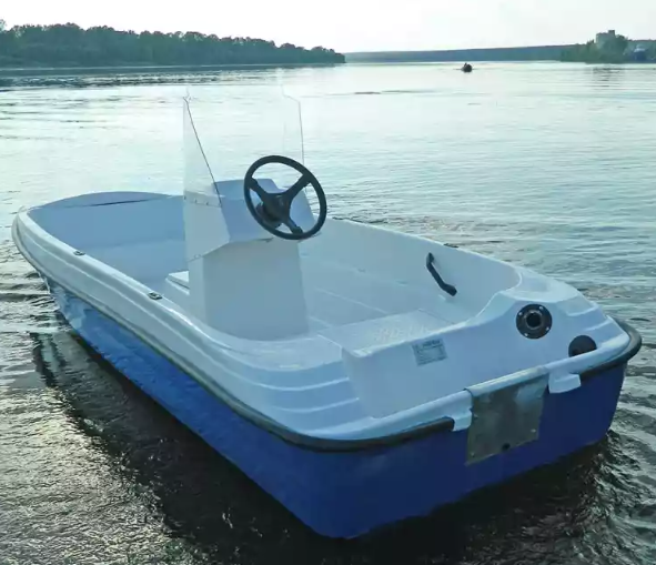 Стеклопластиковая лодка Пингвин с консолью (тримаран) в Артёме