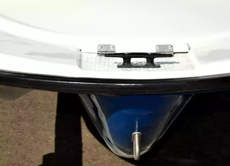 Стеклопластиковая лодка Пингвин с консолью (тримаран) в Артёме