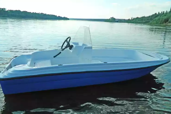 Стеклопластиковая лодка Пингвин с консолью (тримаран) в Артёме