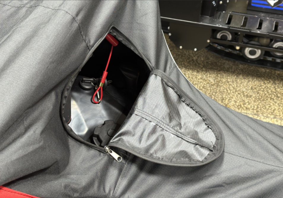 Чехол транспорт. снегохода IKUDZO HUNTER черно-красный Оксфорд ПРЕМИУМ качества с лого IKUDZO в Артёме