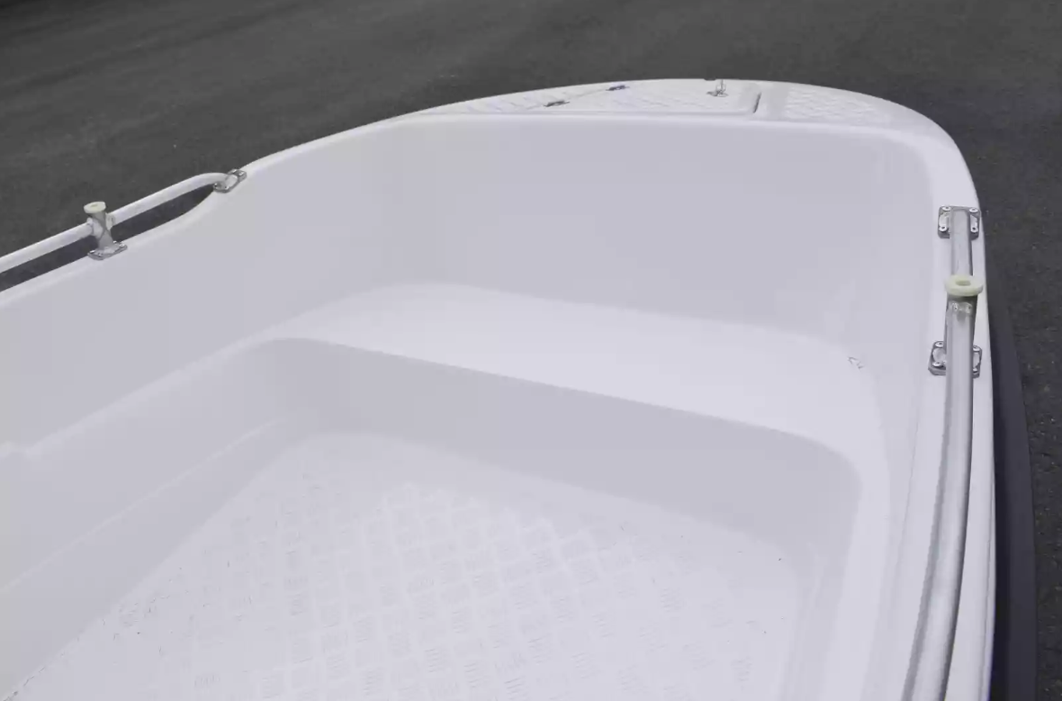 Стеклопластиковая лодка Пингвин New (тримаран) в Артёме