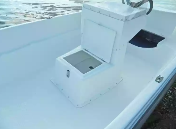 Стеклопластиковая лодка Пингвин с консолью (тримаран) в Артёме