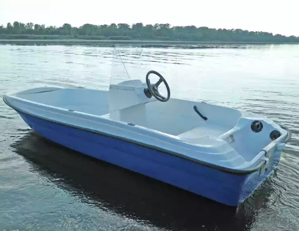 Стеклопластиковая лодка Пингвин с консолью (тримаран) в Артёме