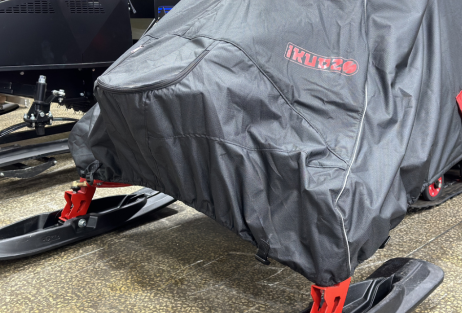 Чехол транспорт. снегохода IKUDZO HUNTER черно-красный Оксфорд ПРЕМИУМ качества с лого IKUDZO в Артёме