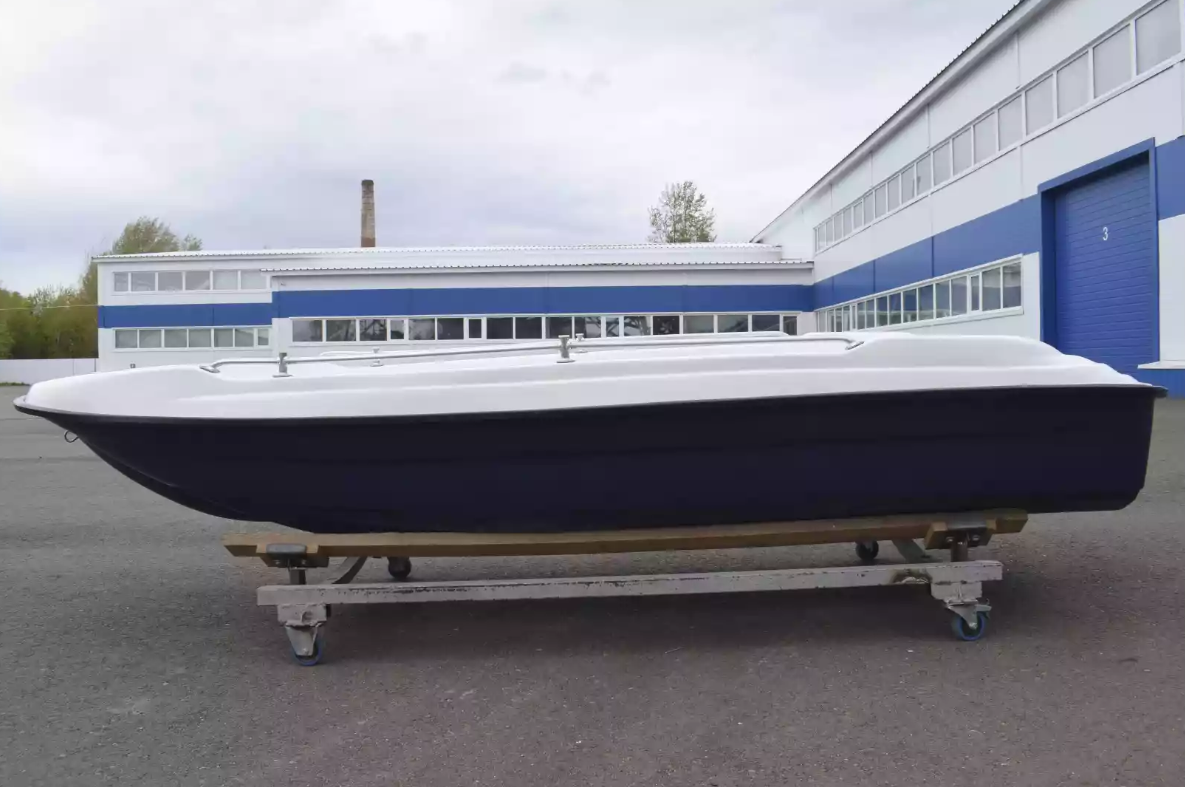 Стеклопластиковая лодка Пингвин New (тримаран) в Артёме