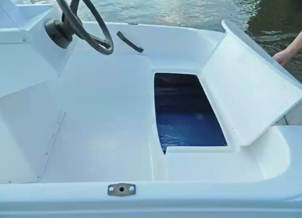 Стеклопластиковая лодка Пингвин с консолью (тримаран) в Артёме